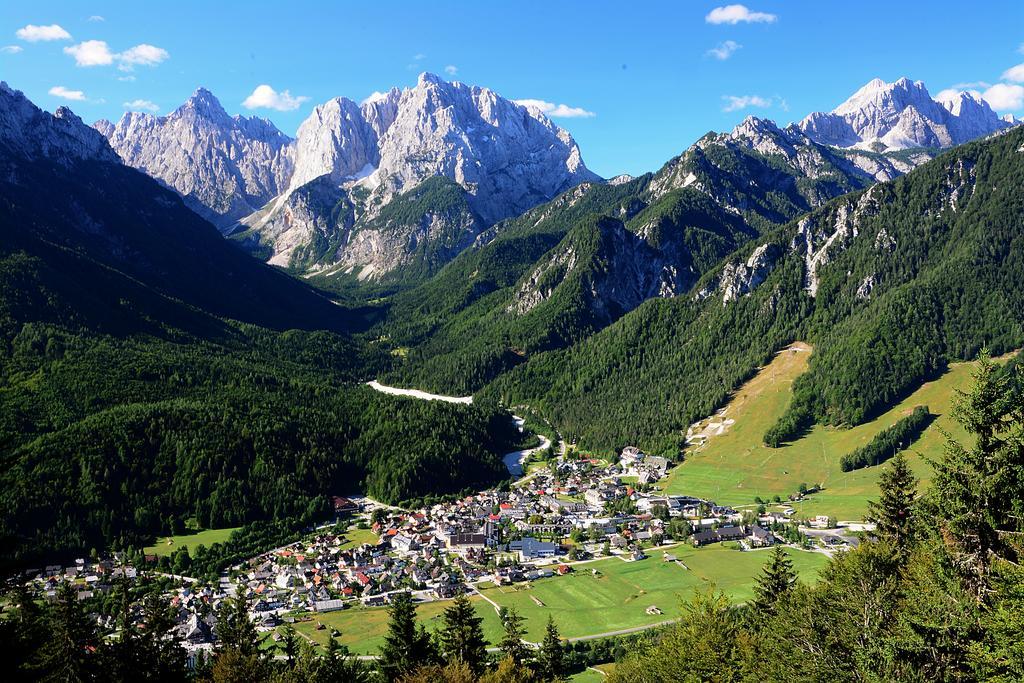 Apartment Mojstrovka With Terrace In City Center Kranjska Gora Rom bilde