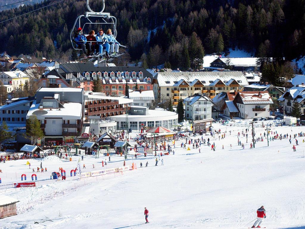Apartment Mojstrovka With Terrace In City Center Kranjska Gora Rom bilde
